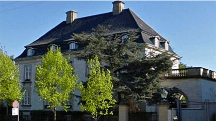 Palæet er bygget i 1918, og siden 1949 har det været ejet af Canada og er blevet brugt som bolig for deres ambassadører.