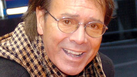 Cliff Richard føler ingen trang til at skrive om sin egen seksualitet i sin biorgrafi, men konstaterer alligevel: ?Ovre er de dage, da vi antog, at den eneste ægteskabelige lykke kun kan skabes mellem en mand og en kvinde.?