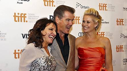 Susanne Bier, Pierce Brosnan og Trine Dyrholm smiler på filmfestivalen i Toronto.