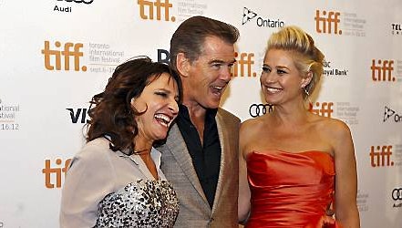Susanne Bier, Pierce Brosnan og Trine Dyrholm smiler på filmfestivalen i Toronto.