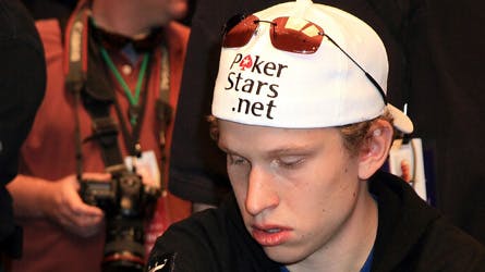 Peter Eastgate måtte vinke farvel til 700.000 kroner efter tre timers poker, hvor han ikke sad i held. Her ses han dybt koncentreret ved pokerbordet ved finalen i World Series Of Poker.