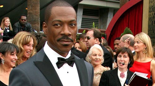 Eddie Murphy har ikke haft held i kærlighed. Først ville han ikke vedkende sig faderskabet til Mel B.?s lille datter, og så gik brylluppet med Tracy Edmonds i vasken. Nu vender Murphy tilbage til gammel succes med en fjerde film i serien Frækkere end poli
