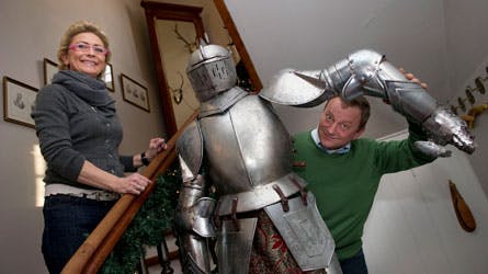 Anne og Hans Rottbøll med den nok så berømte rustning fra "Ludvig og julemanden"