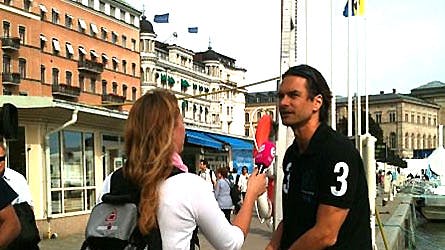 Topmodellen Marcus Schenkenberg bliver interviewet af tysk TV uden for Grand Hotel.