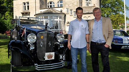 Martin Jørgensen og Niels Brøchner fra Classic Race Aarhus ved Kong Christian X?s Cadillac.