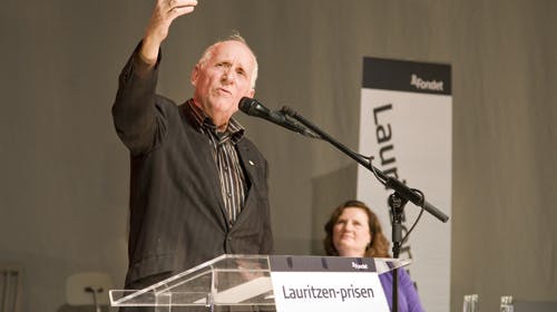 I torsdags blev en overvældet John Martinus tildelt et rejselegat på 25.000 kroner fra JL-Fonden. Og han var overrasket: ?Ja, det da ved Gud! Sådan noget går man jo ikke og tænker over til daglig. Det er altid de andre, der får prisen,? fortalte han efter