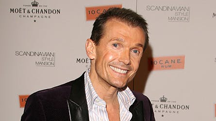 Altid i godt humør og storsmilende ? sådan kender vi danskere den populære creme-konge Ole Henriksen.
