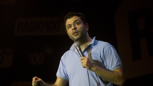 Casper Christensen og Frank Hvam havde stor succes med deres sitcom Langt fra Las Vegas. Nu forsøger Omar Marzouk at gøre dem kunsten efter. Han har netop fået støtte til en sitcom om en kikset gruppe terrorister.