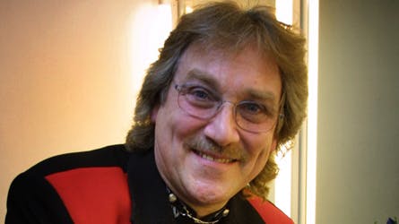 Richard Ragnvald vil nu gå rettens vej for at få sit honorar. Efter flere trusler, siger han nu offentligt, at han ikke vil indkræve sit honorar gennem flere opkald til den ældre dame, hvis søn skylder crooneren penge.