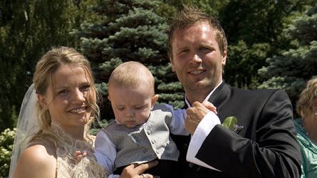 Christina Roslyng har det fint med at træde lidt tilbage og passe hjemmet og barn, men Lars Christiansen spiller på landsholdet. Her ses de til deres bryllup i 2006.