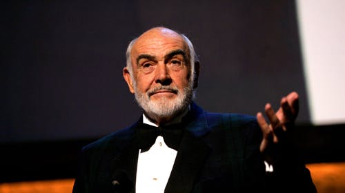 Sean Connery udsender sine erindringer til august. De kommer til at konkurrere med den erindringsbog som Madonnas bror udgiver om sit liv med sin berømte søster i juli.
