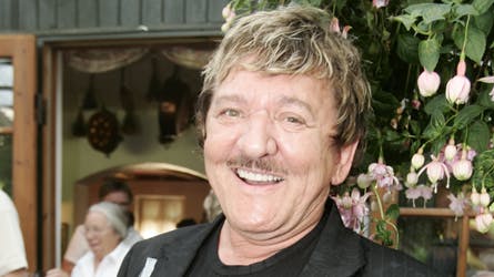 Tage Frandsen gør opmærksom på, at hans personlige konkurs ikke har indflydelse på hans salon. Der fortsætter kendis-frisøren med at klippe.