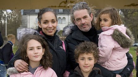 Thera Hoeymans sammen med sin mand og tre børn.