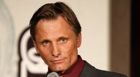 Viggo Mortensen er blot én blandt mange Hollywood-stjerner, der markerer sig i debatten. Jack Nicholson, Tom Hanks og George Clooney lufter også deres mening offentligt.