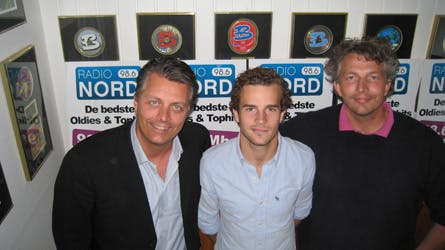 Brian Laudrup kan glæde sig over, at sønnen Nicolai ikke er bange for at tage fat. Ved siden af fodbolden finder han nemlig tid til et job på en radiostation.