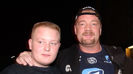 Brian Nielsen med Cecilie på skødet og Jeanette Buchard Nielsen med Mille på sit skød