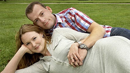 Lykken er stor i Brian og Bettinas liv. Parret skal giftes og sammen venter de barn.