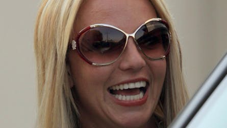 Britney har tilsyneladende fået mere og mere styr på sit liv i 2008, selvom året fik en dramatisk begyndelse med to tvangsindlæggelser på en psykiatrisk afdeling. Hun har netop indspillet en lille video til Madonnas kommende turne.