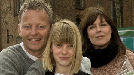 De stolte forældre med konfirmanden, Laura, i midten.