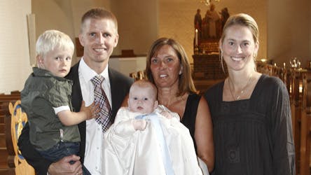 På billedet ses Camilla Martin og Lars Nygaard med deres yngste søn, som blev døbt Elias Martin Nygaard i Holte Kirke. Tina Daubjerg
