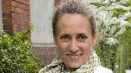 Camilla Miehe-Renard har skrevet bogen ?Lykken findes?, hvor hun har samlet 10 kvinders erfaringer med at blive mor. Anne-Grethe Bjarup Riis og Camilla Ottesen er blandt de kendte kvinder, der deler deres oplevelser.