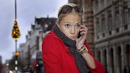 34-årige Caroline Fleming på gaden i London, hvor hun er bosiddende, ligesom fodboldvennen Nicklas Bendtner.