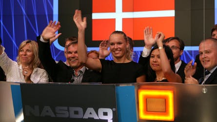 Caroline Wozniacki havde sin allestedsnærværende far Piotr med, da hun ringede af for handlen på Nasdaq-børsen i New York.