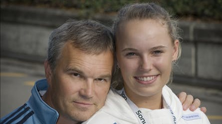 Piotr Wozniacki vil sikre, at Caroline Wozniacki fortsætter de positive takter fra denne sæson. Derfor håber han, at Caroline fra næste år bliver trænet af Roger Federers tidligere træner Sven Groeneveld.