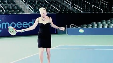 Caroline Wozniacki ? får vabelplaster til at se sexet ud i en ny video for Compeed.