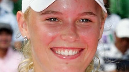 Caroline Wozniacki jagter nu sin fjerde titel i denne sæson i Zürich Open. Hun er trods småskader og sygdom blevet spilleklar.