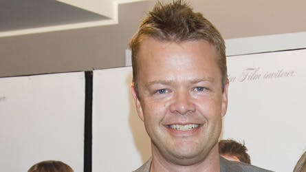 Carsten Bang turnerede med sit første onemanshow ?Har Satan en fætter?? i 2006. Nu er han igen aktuel med en soloforestilling.