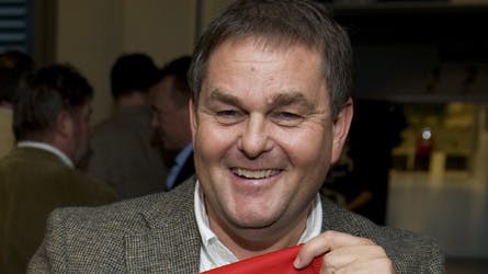 Carsten Werge forsøger at leve sundt, men han indrømmer, at det er svært, når mange arbejdsdage tilbringes på fodboldstadioner, hvor pølser og fadøl er faste på menukortet.