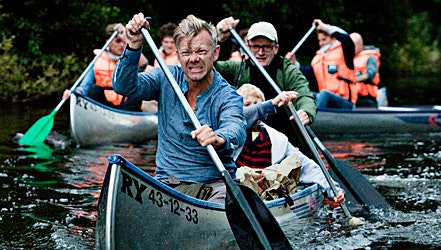 Casper Christensen og Frank Hvam flygter fra en gymnasieklasse i "Klovn - the Movie".