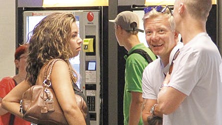 Casper Christensen og Isabell venter på deres bagage i lufthavnen.