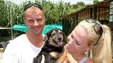 Casper Elgaard&nbsp;og Lise med de søde, spanske hunde, der søger kærlige hjem.