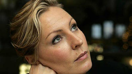Cecilie Beck kigger langt efter saksespark og fantomredninger. TV-værten kan ikke se dansk fodbold i fjernsynet, og det er ikke sjovt!