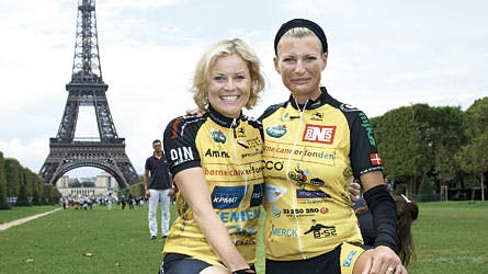 Mai-Britt Vingsøe Andersen og Cecilie Hother var i højt humør, da de nåede i mål i Paris. I baggrunden kan man se Eiffeltårnet.