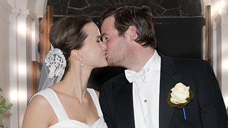 Christian Sehested og Nadia Gottlieb forseglede - traditionen tro - deres ægteskab med et kys.