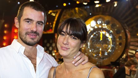 Claes Bang laver musik ved siden af sin skuespiller-karriere. Under navnet ?This is not America? har han lavet en single, der er blevet spillet meget på P3.