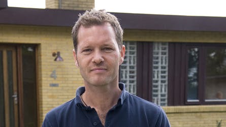 Claus Riis Østergaard spiller restauratøren Andreas i TV 2-serien ?Lærkevej?. Han kan sagtens forestille sig at droppe skuespillerfaget på sigt.