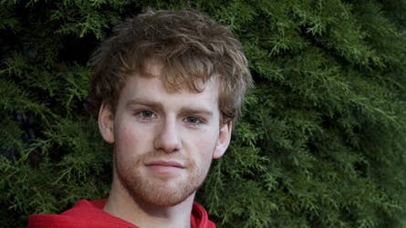 Cyron Melville kunne senest opleves som Milles unge kunstner-elsker i ?Sommer?. Han har desuden medvirket i ?To ryk og en aflevering?, ?Supervoksen?, ?Råzone? og ?Fighter?.