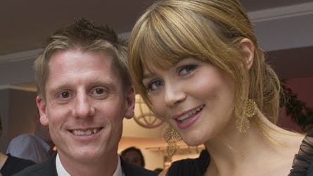 Sofie Lassen-Kahlke og Robert Hansen blev landskendte i rollerne som Anja & Viktor. Nu vil Regner Grasten gøre det samme for to amerikanske teenage-stjerner, der medvirker i den amerikanske udgave af filmhittet.