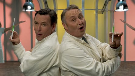 Wikke og Rasmussen havde den 13. oktober premiere på en ny børneserie Far, mor og Bjørn på DR1. Signe Lindkvist, Rasmus Bjerg og Anders Lund Madsen medvirker i børneprogrammet.