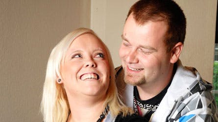 Det nyforelsked par i "De unge mødre" - Glennie og Christian.