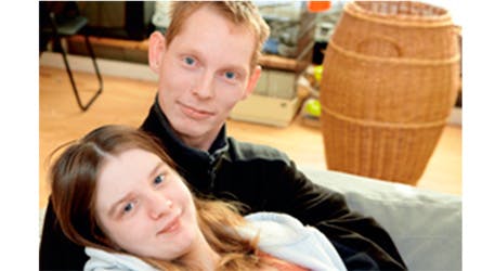 Dea-Louise fra "De unge mødre" med sin otte år ældre kæreste, Rasmus.