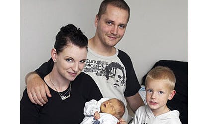 En glad familie: Puk med den lille nyfødte dreng der får navnet Liam Christian, Jacob og Malick.