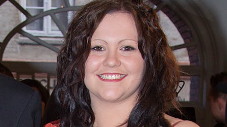 Mens Katherina Pedersen tager sig af sin syge mor, klarer hendes kæreste Peter flytningen.