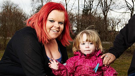 Inge Yvonne fra "De unge mødre" med sin datter Annabell.