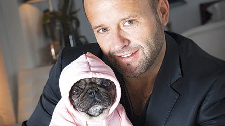 Dennis Knudsen med hunden Bella