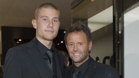 Dennis Knudsen havde selvfølgelig sin kæreste Matias Enevoldsen med til sin åbnings-reception, hvor også blandt andre Christiane Schaumburg-Müller og Bille August dukkede op.